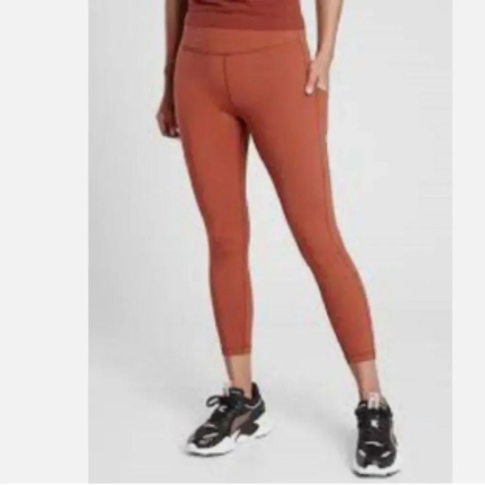 Like New! Athleta Ultimate Capri 7/8 Stash Pocket Tight Oxford Rust in Size XL